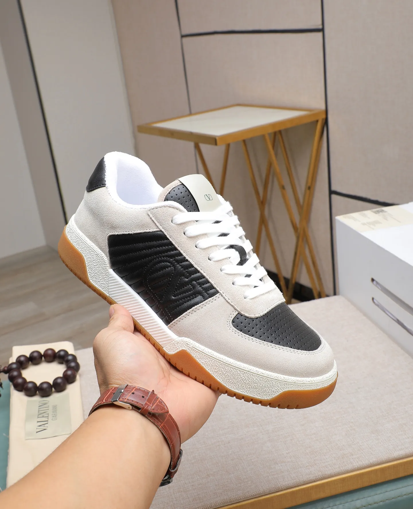Men's shoes 💰740【Valentino】Couples model, size: Men's model 39-44 (45 customized) Valentino Valentino Couple model Joie de Jouer series Velcro Thick sole Bread shoes Couple model Casual sports shoes White shoes Original purchase and development Production Joie de Jouer series The style is simple but not out of style. The pure white base is paired with fresh green and soft beige, and the unique Velcro design highlights your personality. Every detail tells fashion and quality. Wear it, take a confident step, and start the trend journey. Delivered in exquisite packaging🛍📦 ▪️Material: Original custom imported first-layer cowhide ▪️Inner lining: Original custom made soft sheepskin lining ▪️Outsole: Original open-molded non-slip TPU material ▪️Sole thickness: 3.5CM